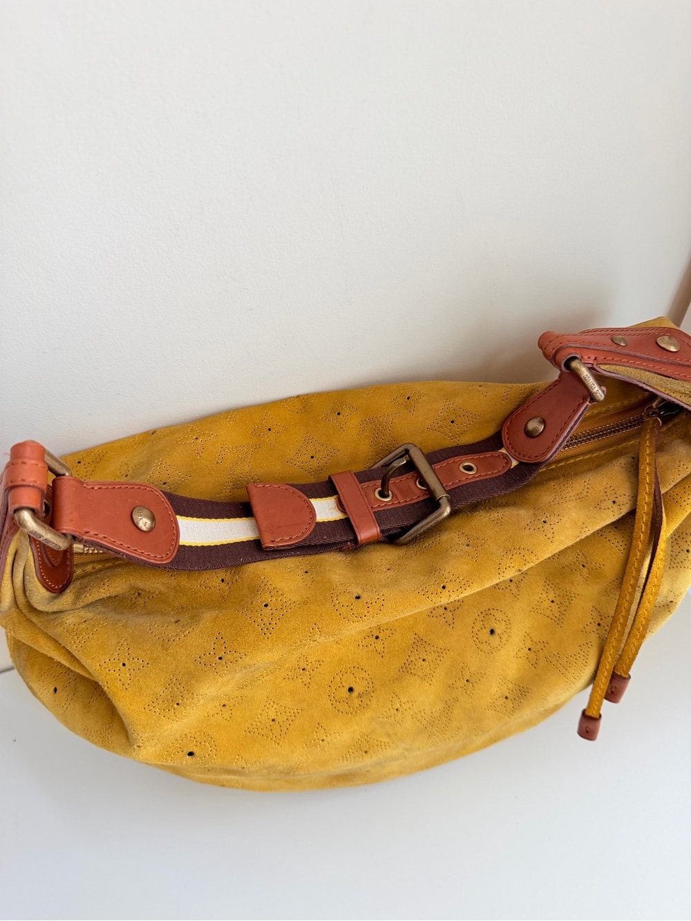 Authentic Louis Vuitton Mahina Onata Hobo Shoulder Bag - Picture 6 of 16